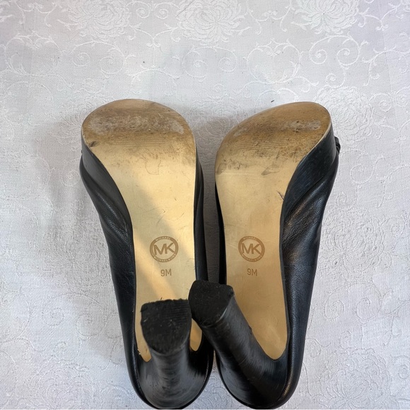 Michael Kors Navy Blue Leather Hamilton Gold Logo 5” Heel Platform Pumps 9 M - Picture 10 of 11